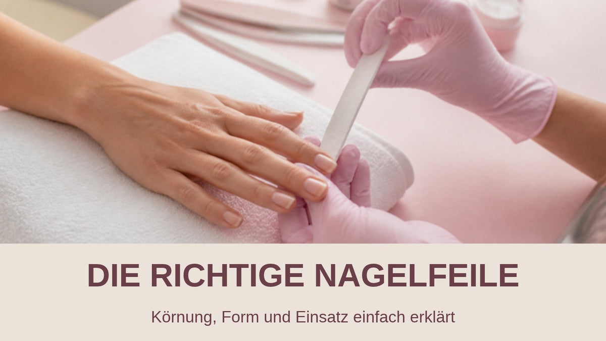 Nageldesignerin mit rosa Handschuhen feilt den Naturnagel einer Kundin mit einer geraden Nagelfeile