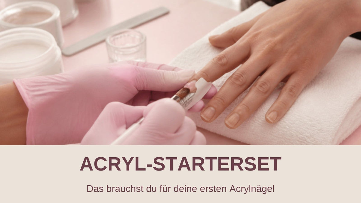 Acryl-Starterausstattung: Nageldesignerin setzt Acrylperle mit Acrylpinsel auf die Schablone