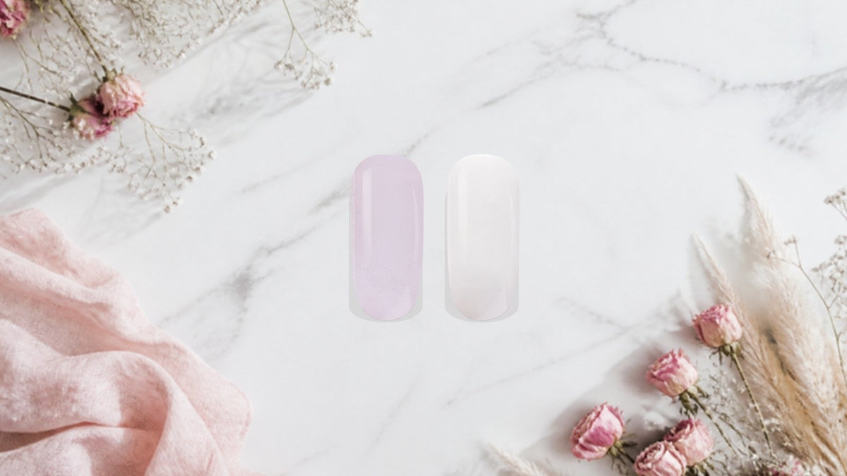 Babyboomer und French Nails: BNC Frenchgel rosa und BNC French-Gel Weiß als Farbmuster auf weißem Marmor mit Trockenblumen
