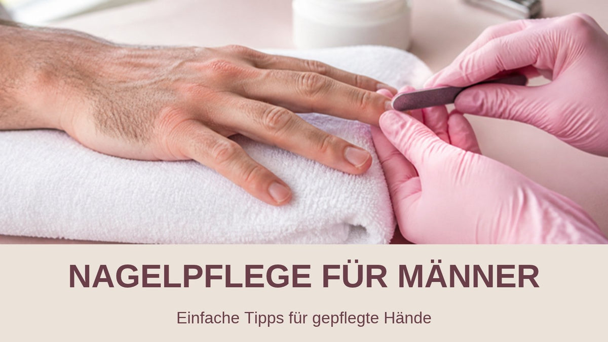 Nagelpflege für Männer: kurze Naturnägel einer Männerhand werden auf einem weißen Handtuch sanft in Form gefeilt