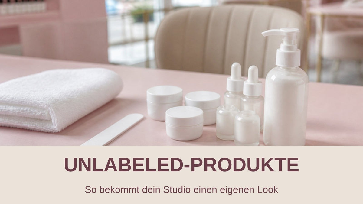 Unlabeled-Produkte im Nagelstudio: neutrale weiße Tiegel, Pipettenflaschen und Dispenser auf dem Arbeitstisch