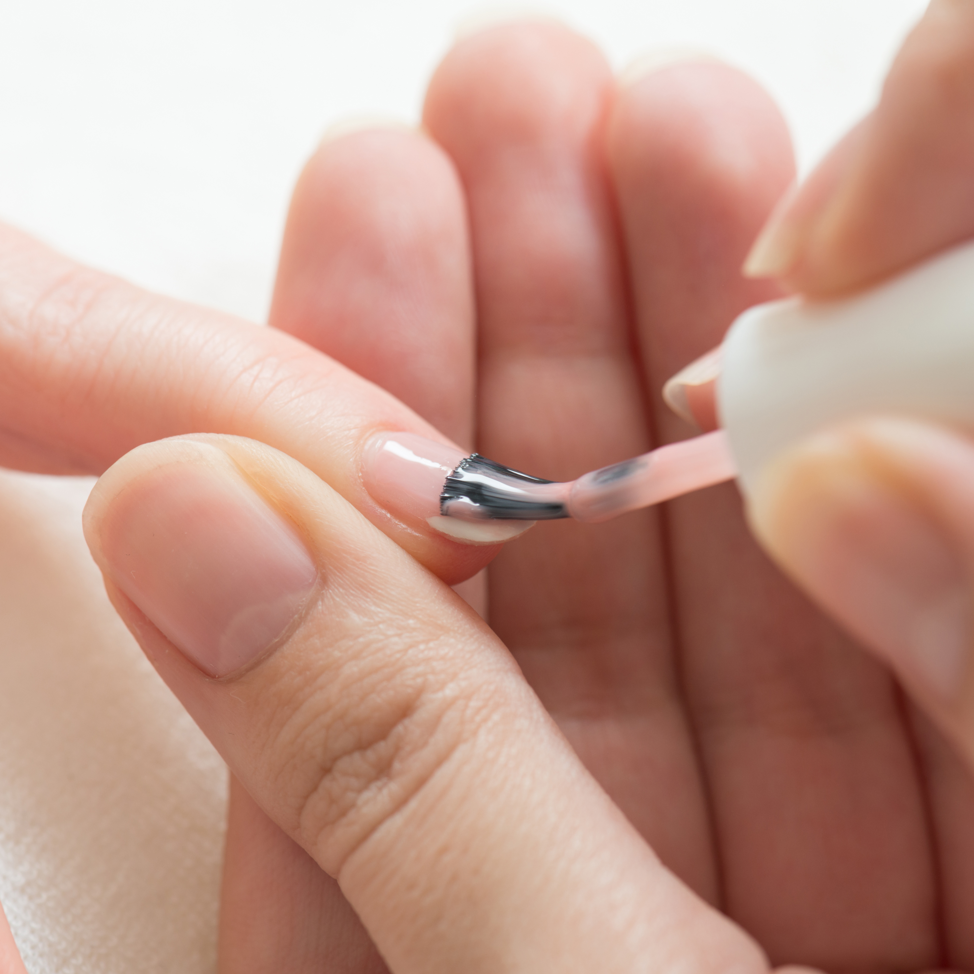 Base Coat und Top Coat: Warum sie unverzichtbar für perfekte Nägel sind