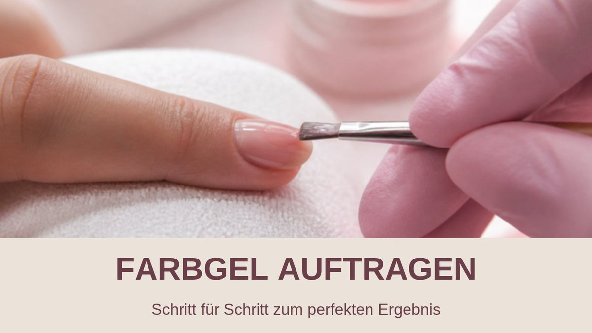 Farbgel richtig auftragen: Nageldesignerin mit rosa Handschuhen trägt Farbgel mit Gelpinsel auf einen Fingernagel auf