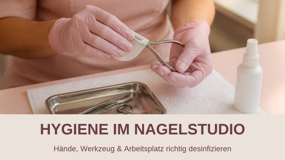 Hygiene im Nagelstudio: Nageldesignerin mit rosa Handschuhen desinfiziert eine Nagelhautzange neben einer Schale mit sauberen Werkzeugen