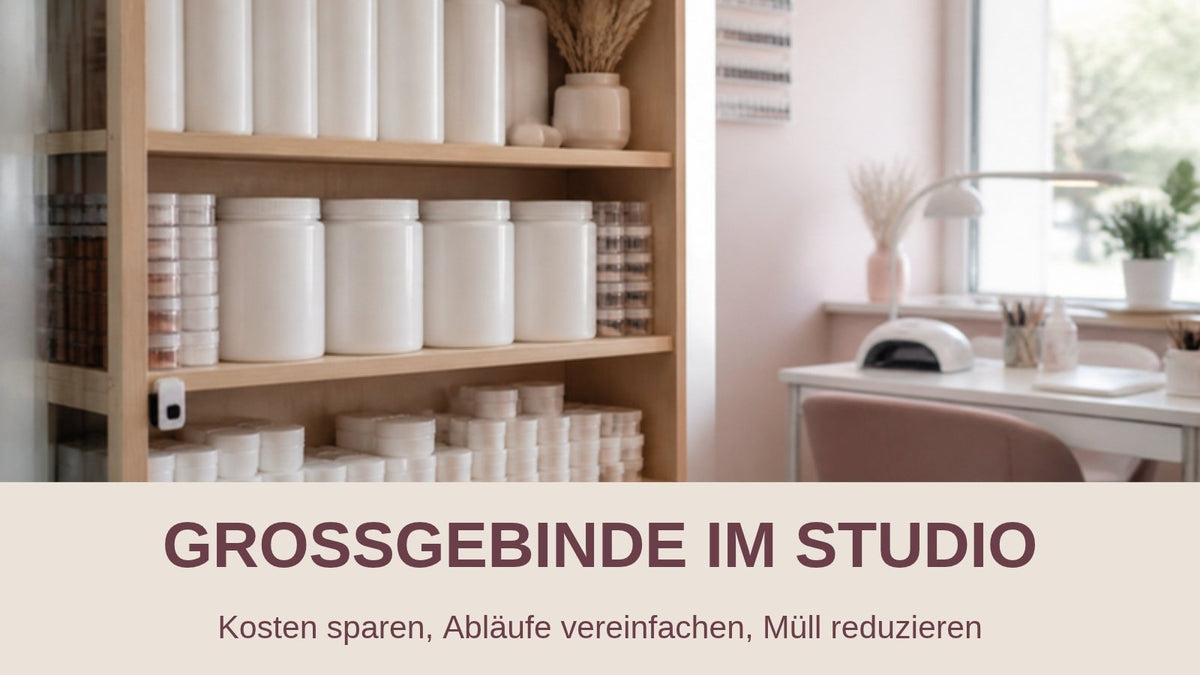Aufgeräumtes Regal im Nagelstudio mit großen Verpackungsgrößen und Großgebinden in neutralen weißen Behältern