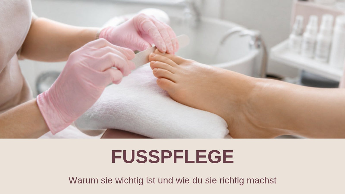 Fußpflege im Nagelstudio: Pediküre mit Feile an den Fußnägeln einer Kundin