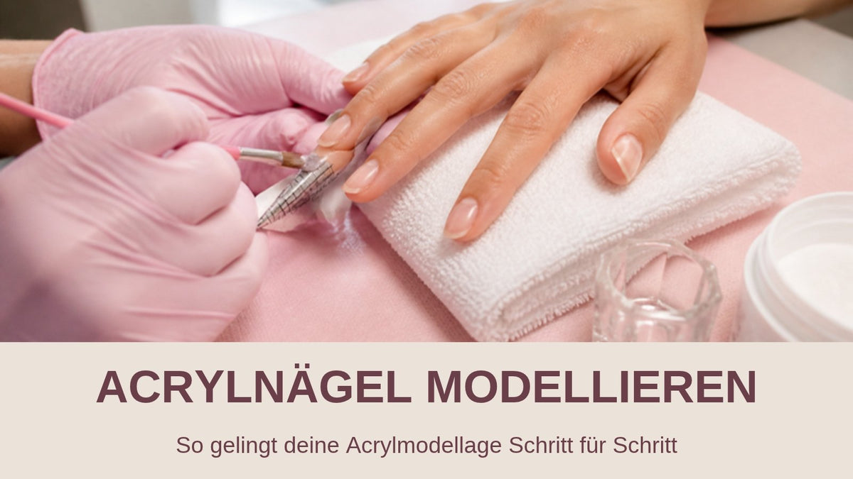 Nageldesignerin modelliert Acrylnägel mit Acrylpulver und Acrylpinsel auf einer Schablone